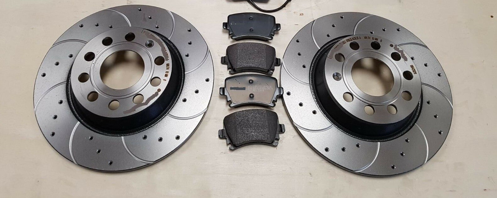 FORCADDY 1.6TDi C20 BLUEMOTION BRAKE DISC DISCS  REAR DRILLED GROOVED PADS 272MM