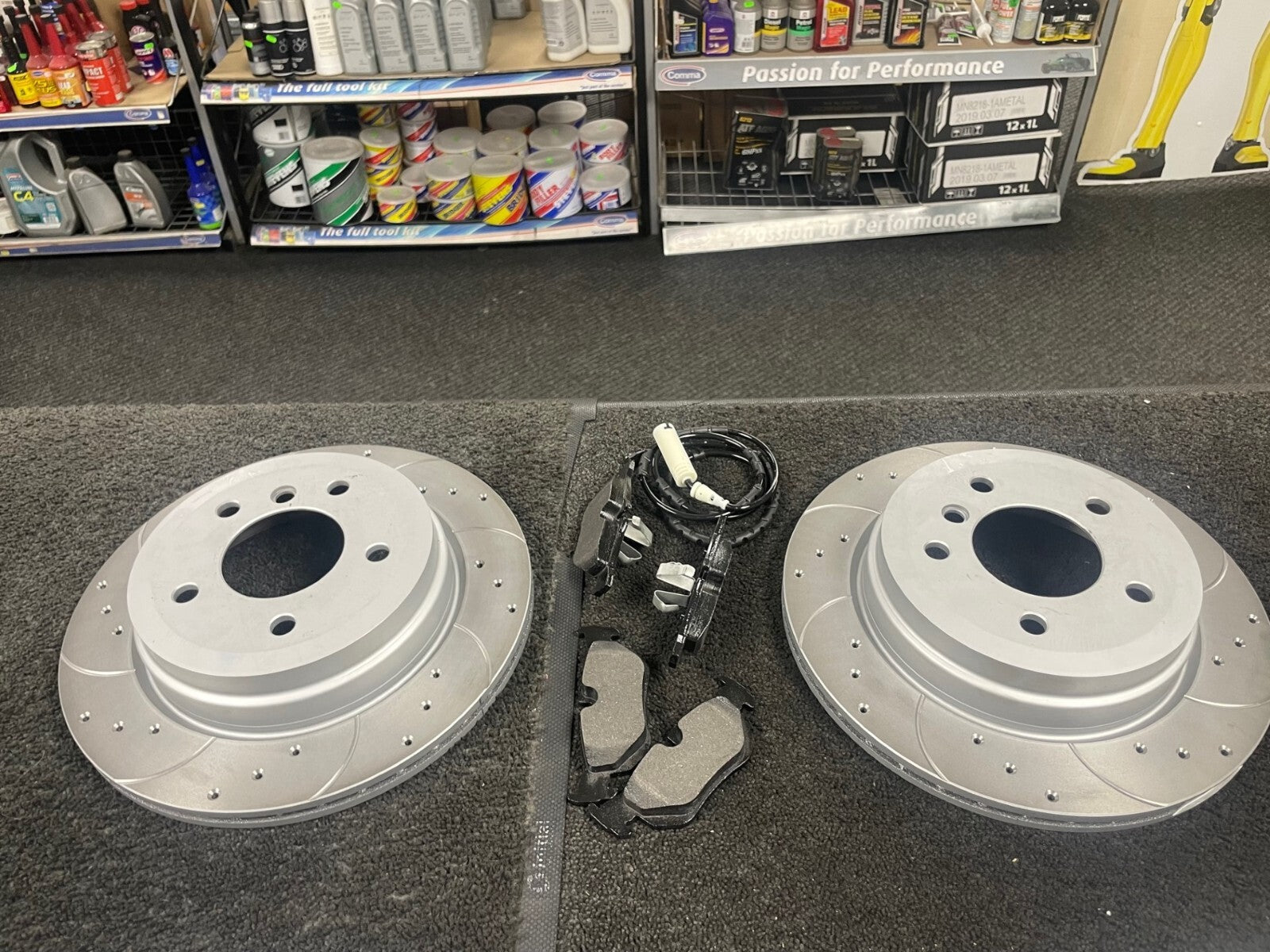 BMW 320D E91 TOURING BRAKE DISC DRILLED GROOVED MINTEX BRAKE PADS FRONT REAR