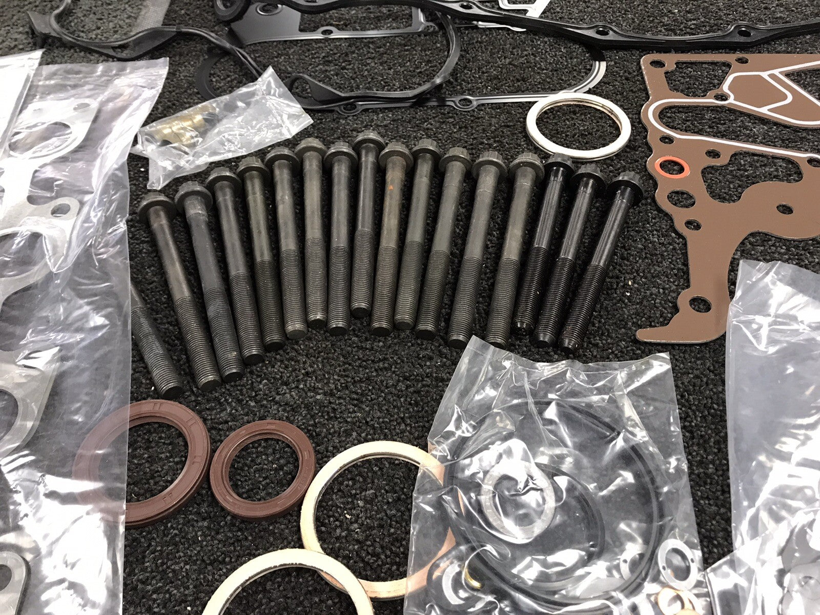 FOR TOYOTA HIACE HILUX SURF 2.4D 2LT FULL HEAD GASKET SET CYLINDER HEAD BOLT