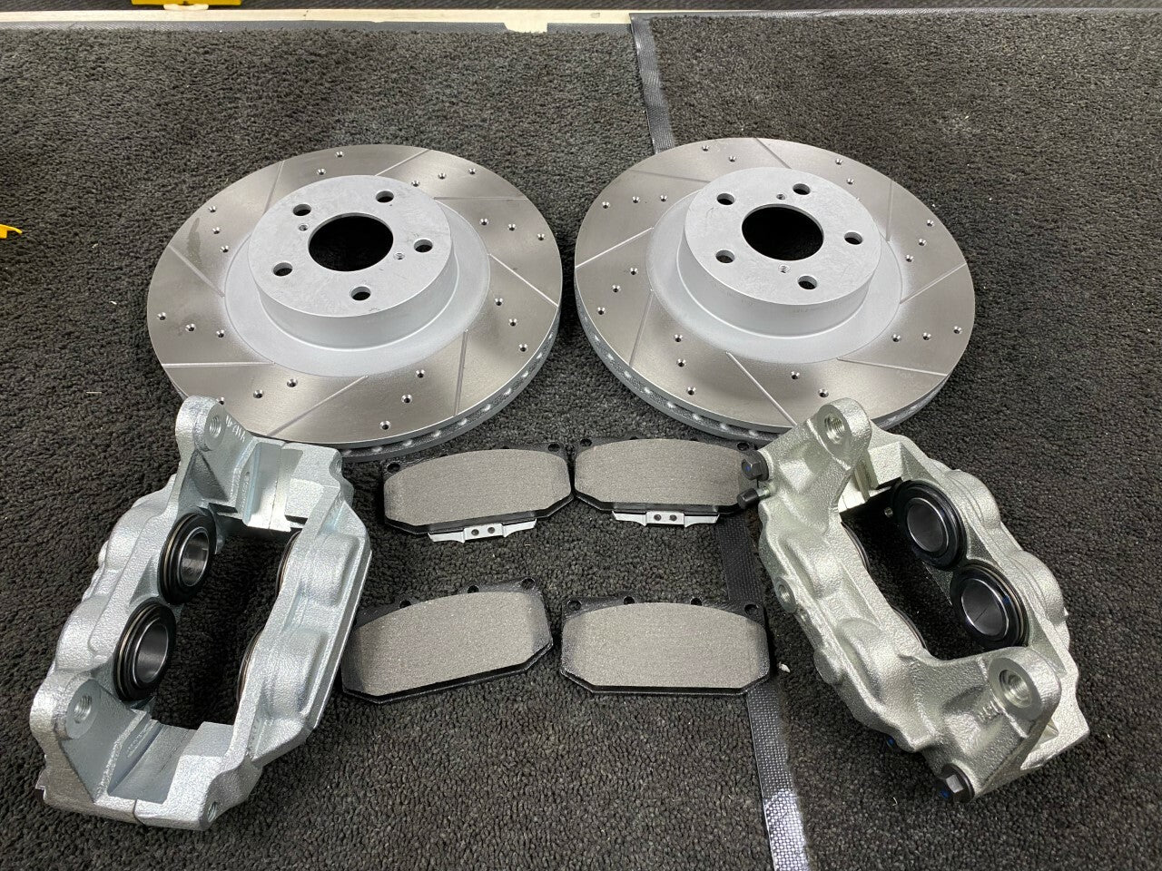 2 PERFORMANCE DRILLED GROOVED BRAKE DISC PADS BRAKE CALIPERS FOR  IMPREZA WRX