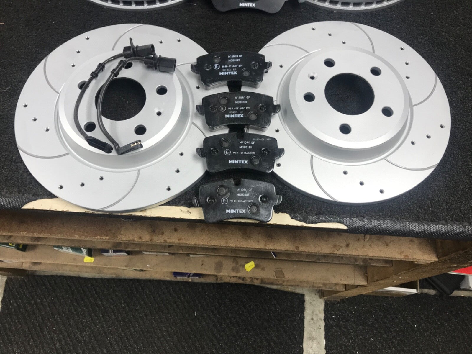 AUDI A6 2.0 TFSi TDi 190 ultra AVANT BRAKE DISC DRILLED GROOVED FRONT REAR PADS
