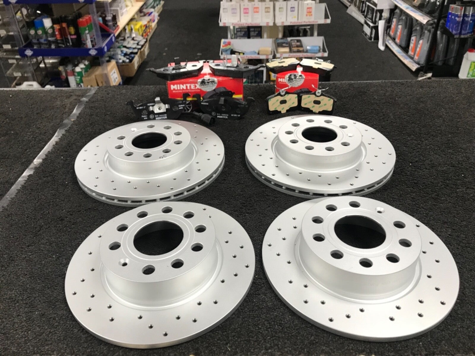 CITROEN C2 VTS SPORT PERFORMANCE DRILLED BRAKE DISCS MINTEX BRAKE PAD FRONT REAR