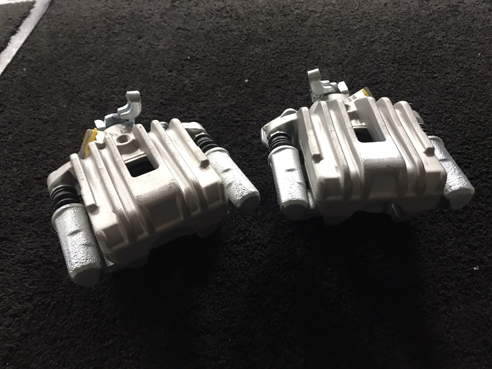 REAR BRAKE CALIPER PAIR COMPLETE BRACKET AUDI A1 1.2 1.4 1.6 TDi 2010-18 232MM