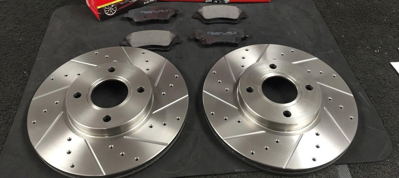 FORD FIESTA 1.0 eco 1.25 BRAKE DISCS DRILLED FRONT BRAKE PADS 258MM MALTA