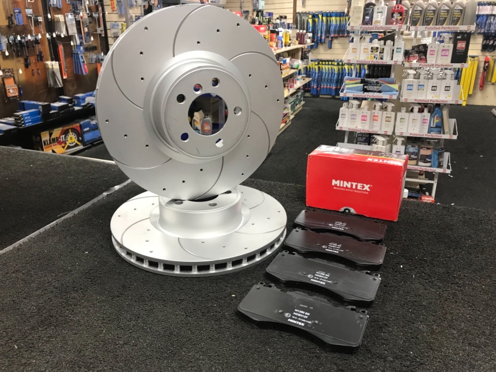 RANGE ROVER TDV8 4.4 5.0SC FRONT BRAKE DISC CROSS DRILLED GROOVED BRAKE PAD 380M