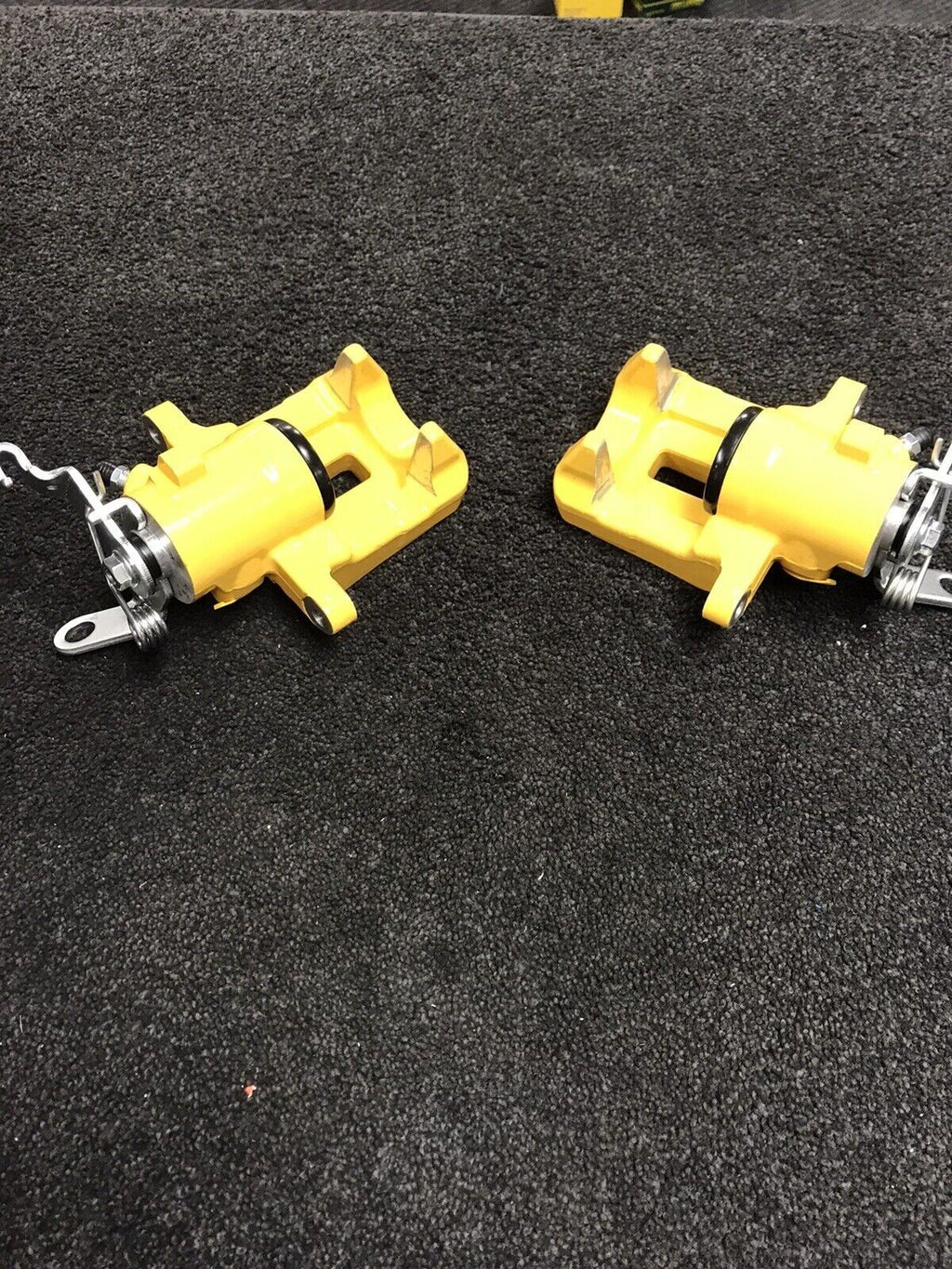 2 REAR BRAKE CALIPER YELLOW VW GOLF MK4 1.4 1.6 1.9TD 1.8 1997-2004 SOLID DISC