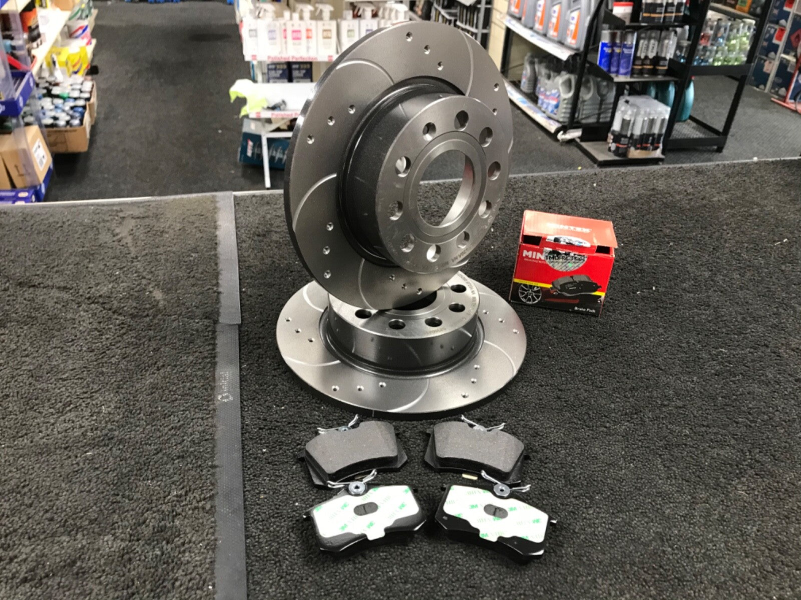 VW SCIROCCO 2.0TSI BRAKE DISCS CROSS DRILLED GROOVED FRONT REAR MINTEX PADS