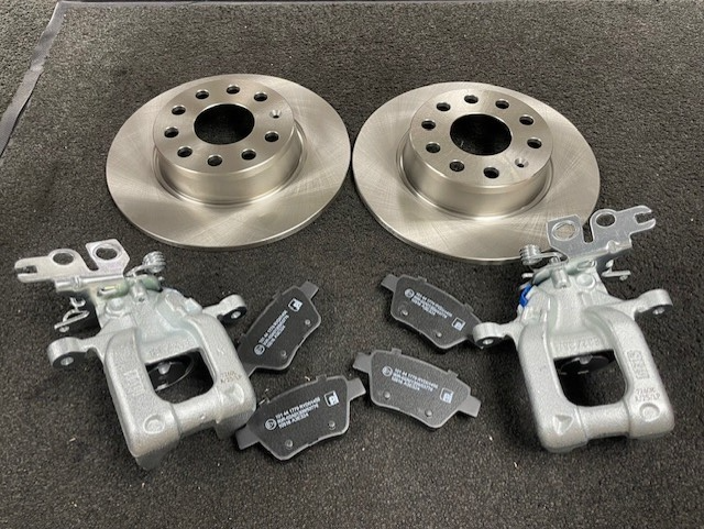 VW CADDY MAXi LIFE 4MOTION 2 REAR BAKE DISC REAR BRAKE CALIPER PADS 272MM