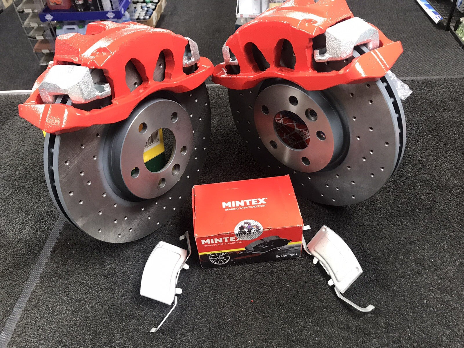 VW TRANSPORTER PERFORMANCE DRILLED BRAKE DISC CALIPER KIT 340mm RED