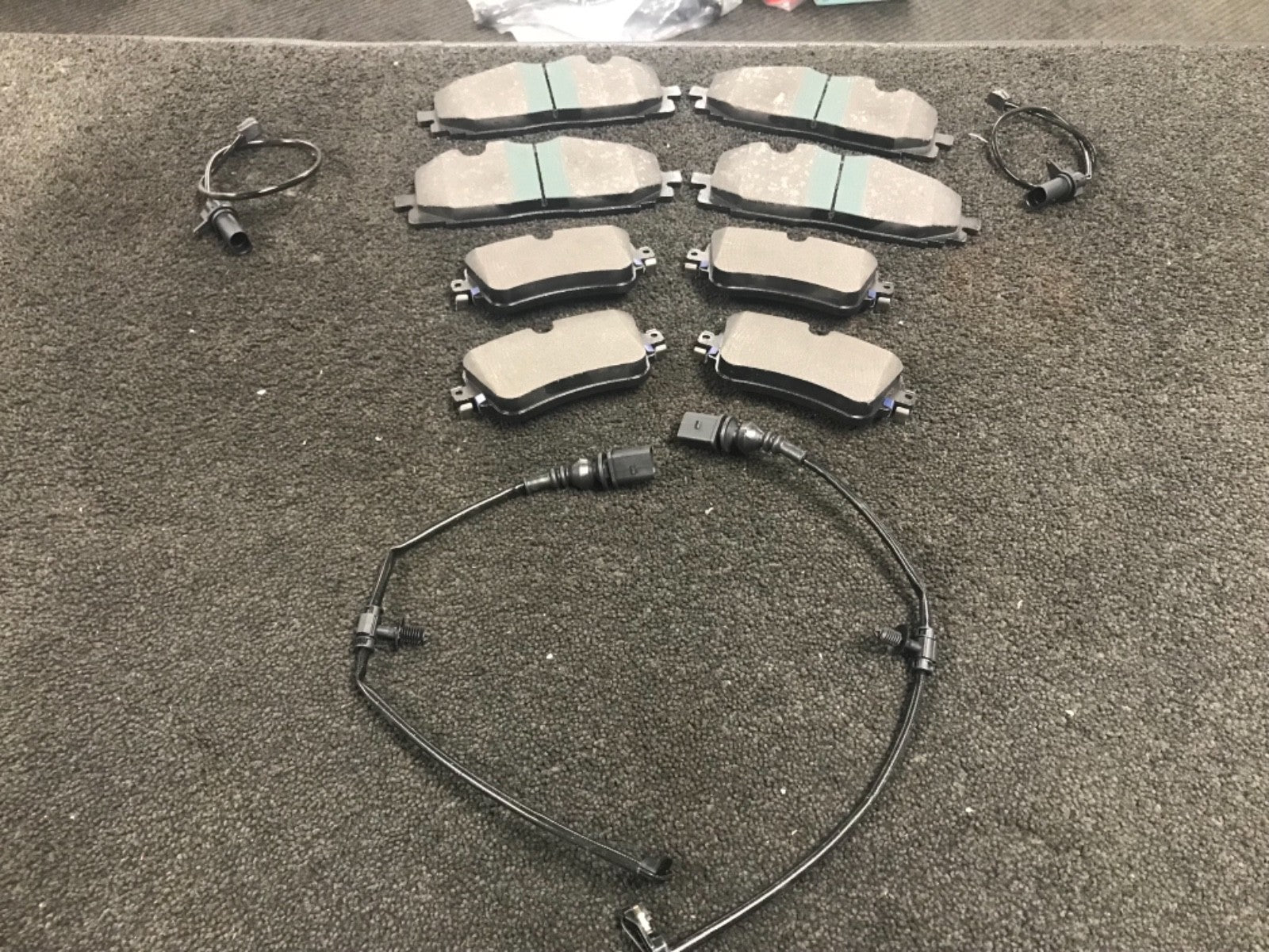 AUDI Q7 3.0 TDi QUATTRO 272 4MB 15ON FRONT REAR BRAKE PADS + 4 WEAR SENSORS