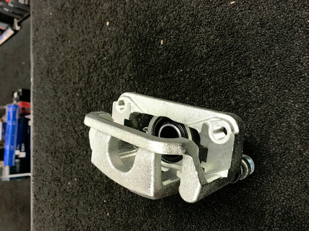 REAR RIGHT BRAKE CALIPER COMPLETE CARRIER BRACKET FOR NISSAN ELGRAND E51 2002-10