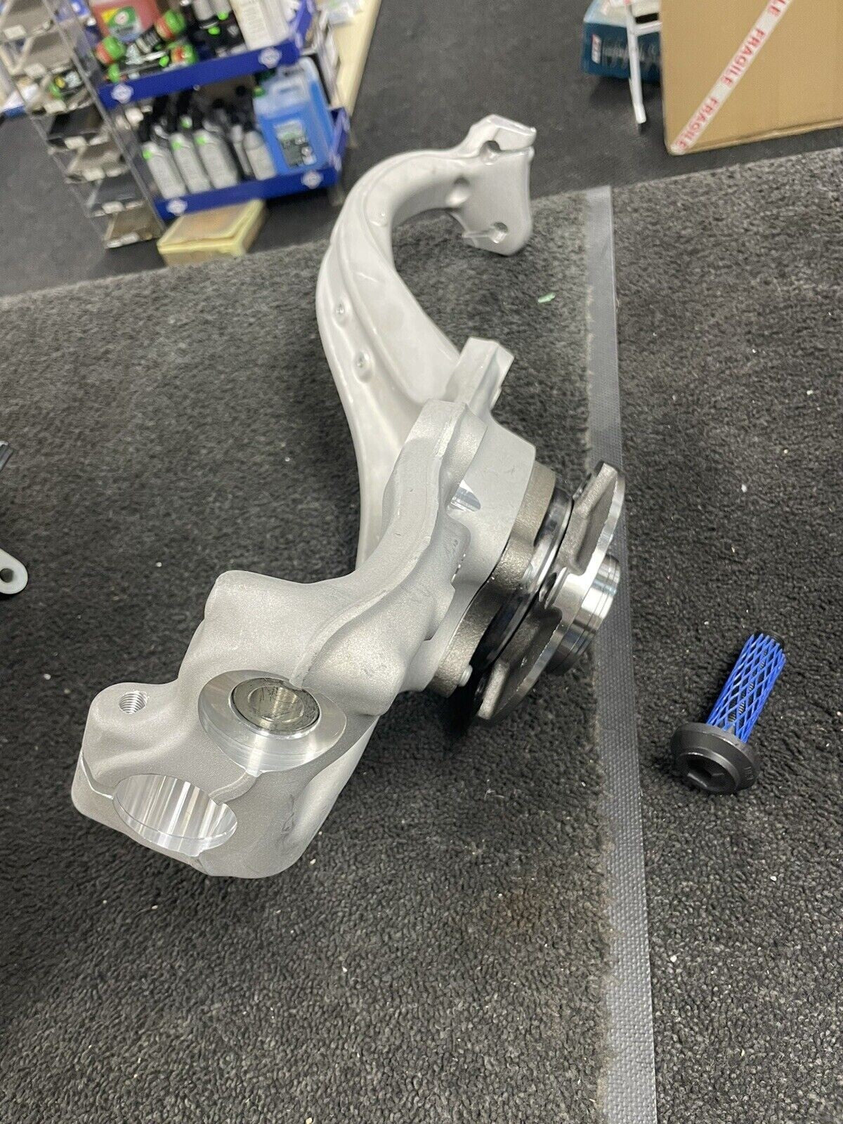 AUDI A4 B8 8K TDI QUATTRO RH OS SUSPENSION KNUCKLE HUB WHEEL BEARING CARRIER M14