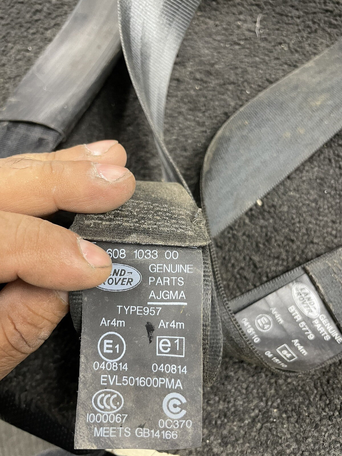 DEFENDER  110 PUMA DOUBLECAB SECOND ROW  90 FORWARD FACING SEAT BELT RH OS