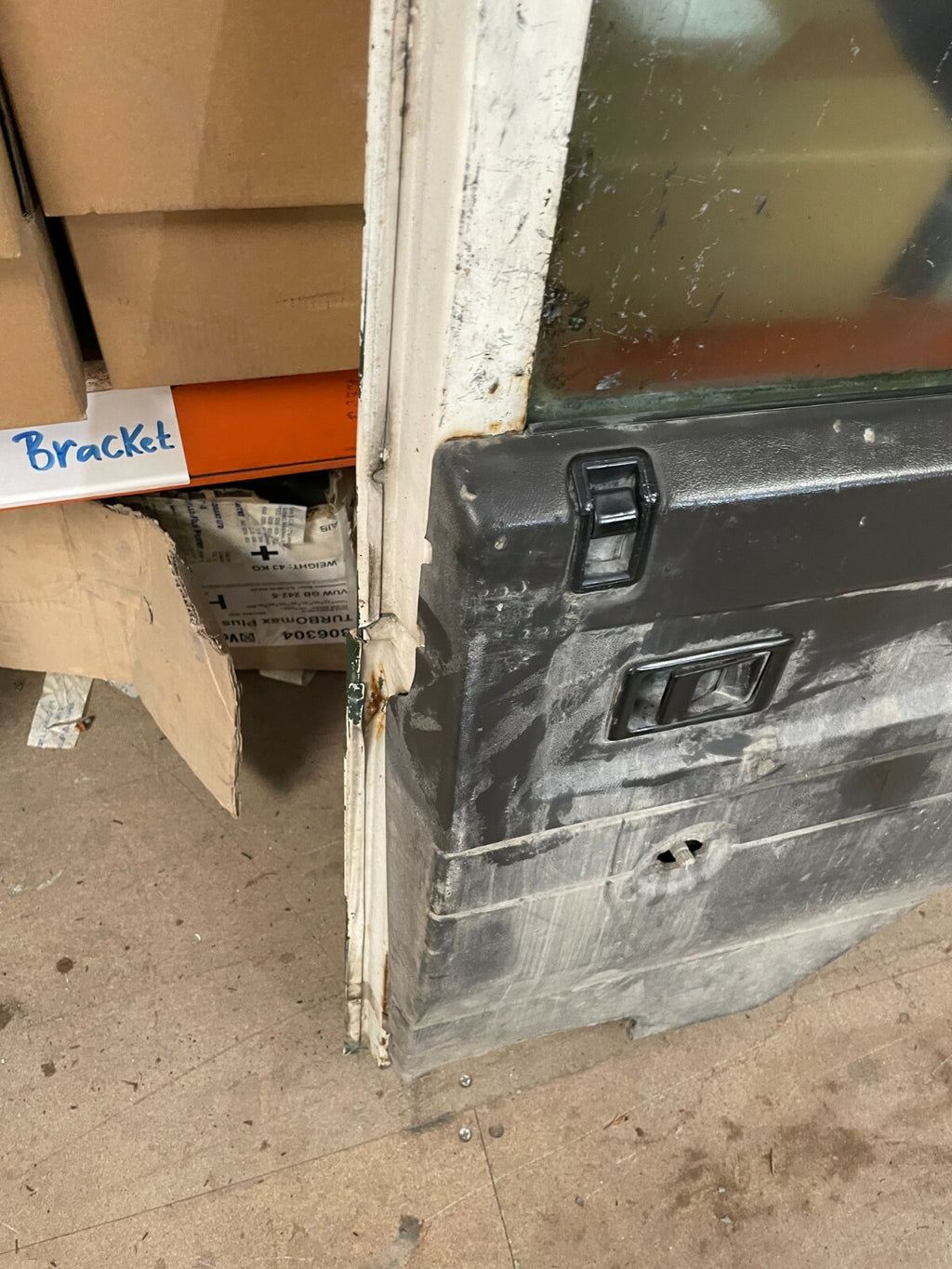 LANDROVER DEFENDER 110 TDi DRIVER SIDE SECOND ROW DOOR COMPLETE NO ROT