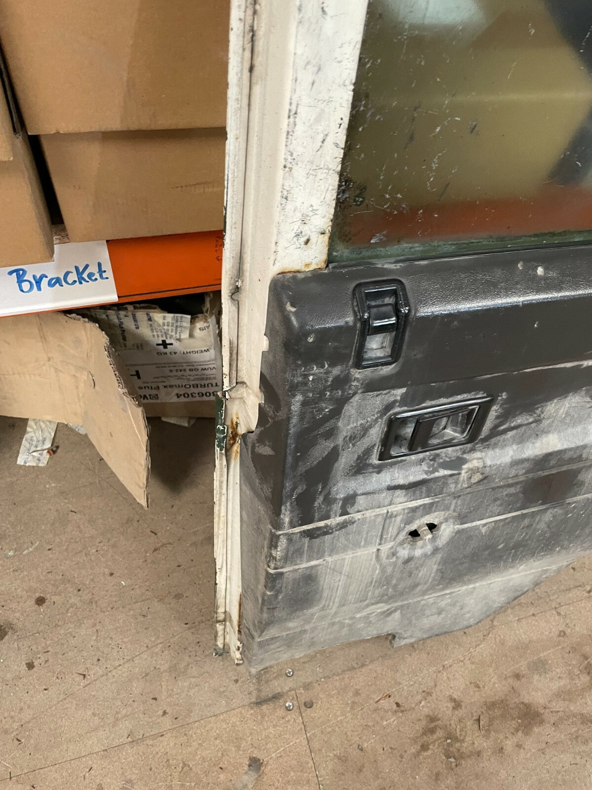 LANDROVER DEFENDER 110 TDi DRIVER SIDE SECOND ROW DOOR COMPLETE NO ROT