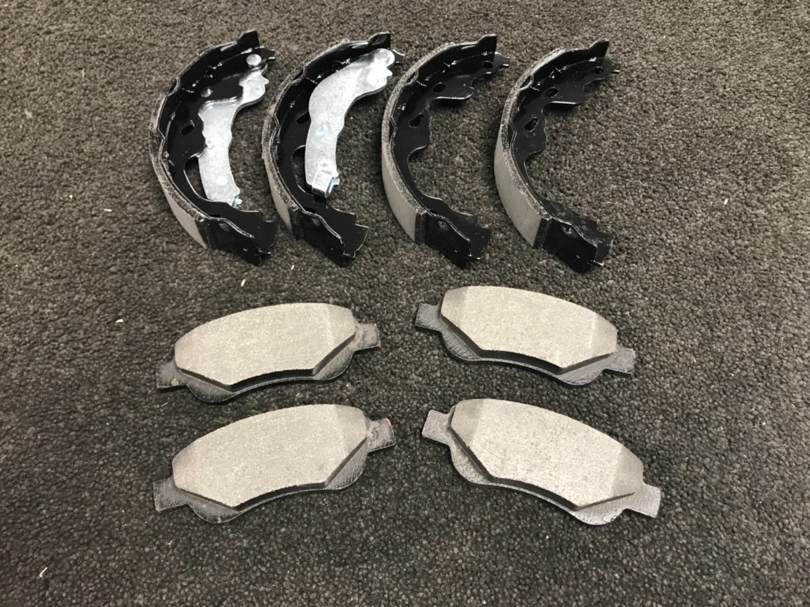For Toyota Aygo Front brake pads and Rear Brake Shoes Shoe Set 2005-Onwards 