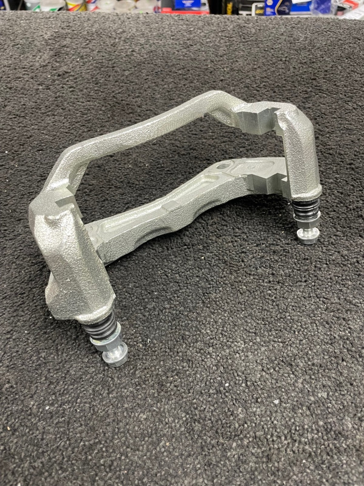 FOR NISSAN NAVARA D40 PATHFINDER R51 FRONT BRAKE CALIPER CARRIER BRACKET RH OS