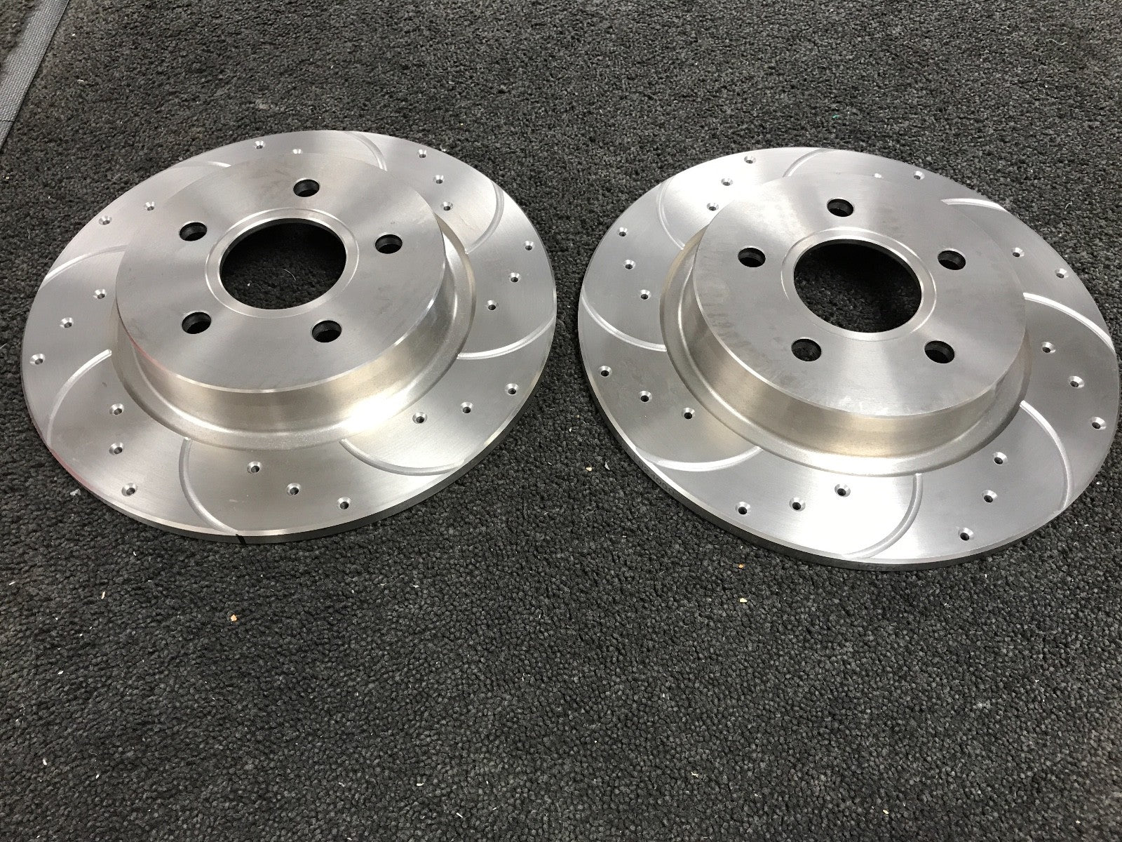 FOR FOCUS VOLVO C30 C70 S40 FRONT  CROSS DRILLED BRAKE DISCS 278MM 