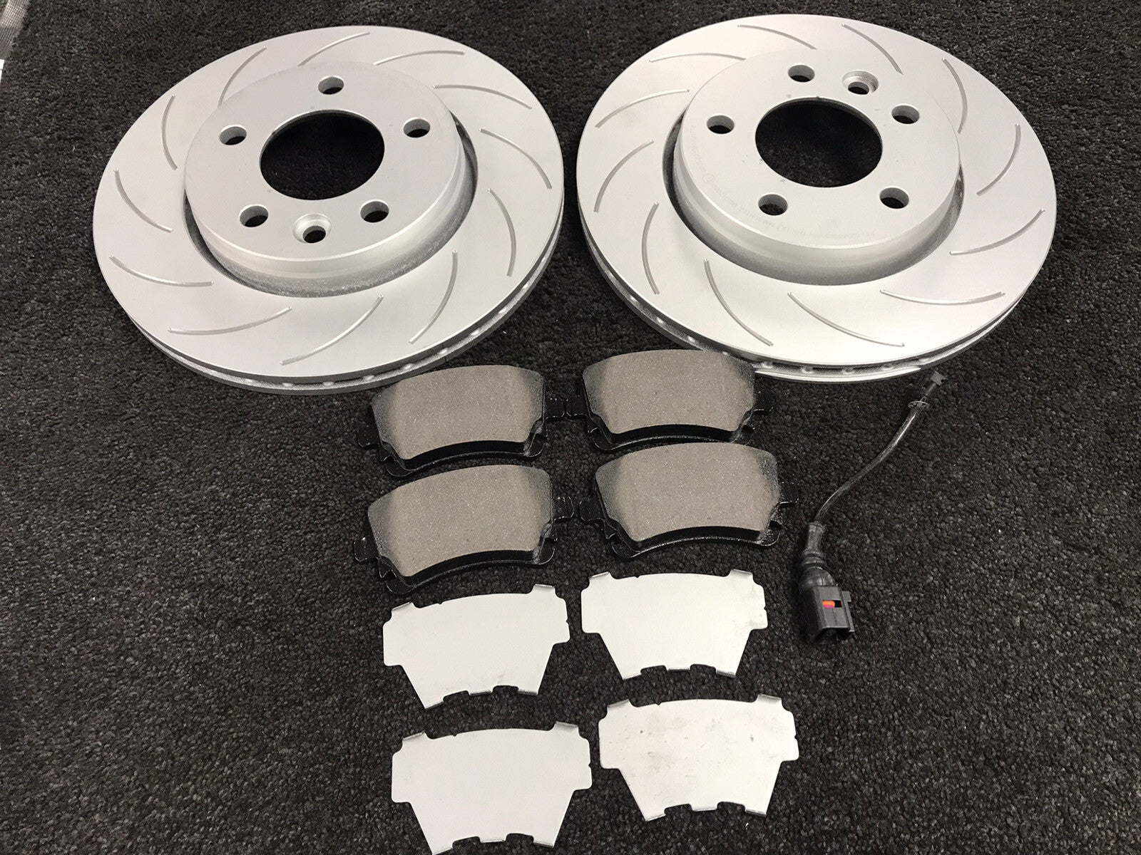 2 PERFORMANCE REAR GROOVED BRAKE DISC BRAKE PAD VW TRANSPORTER T5 T6