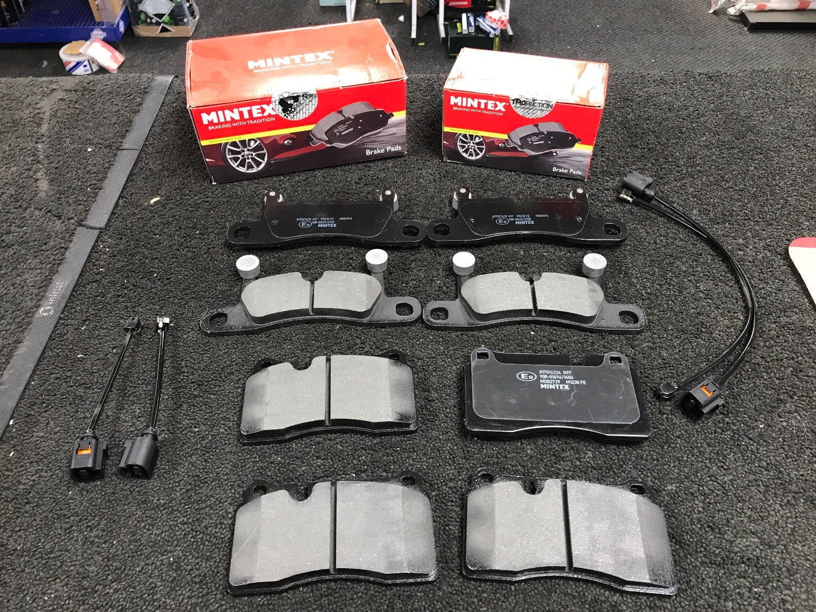 TOUAREG 3.0TDi R-LINE SE BlueMotion MINTEX ORIGINAL BRAKE PADS FRONT REAR SENSOR
