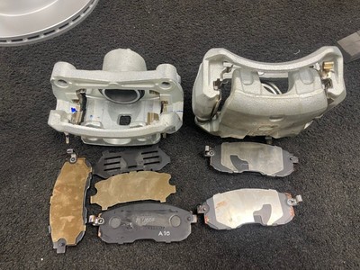 FOR NISSAN JUKE DiG-T F15 2 FRONT BRAKE CALIPER CARRIER BRACKET PADS 296MM DISC