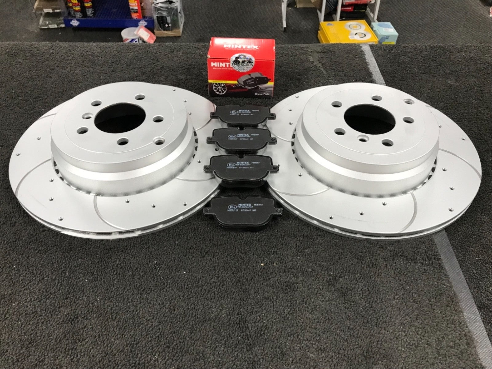 RANGE ROVER 4.4 TDV8 BRAKE DISCS DRILLED GROOVED WITH BRAKE  PADS REAR 365MM 