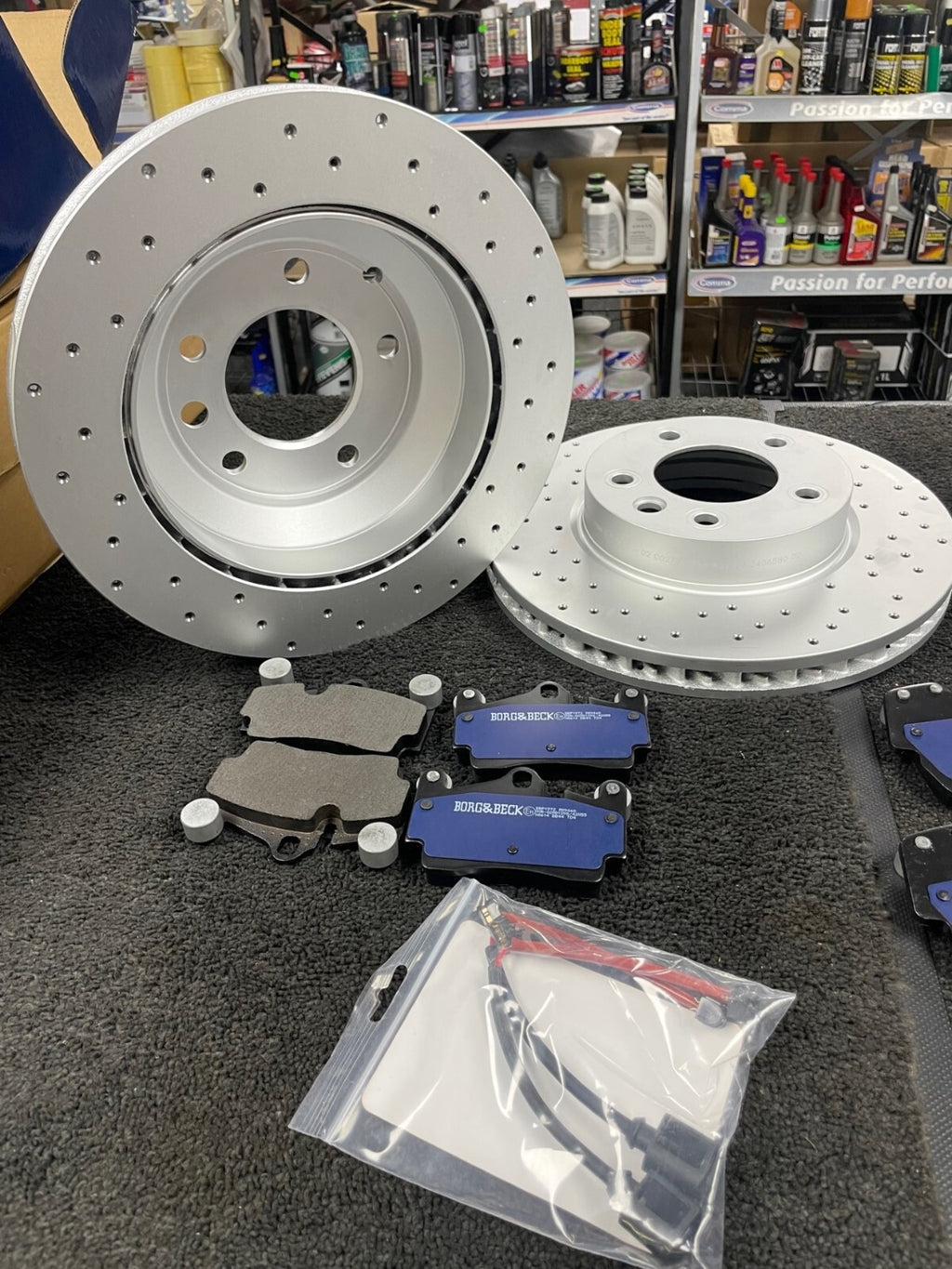 AUDI Q7 3.0 3.6 4.2 6.0 PERFORMANCE BRAKE DISC CROSS DRILLED FRONT REAR PADS