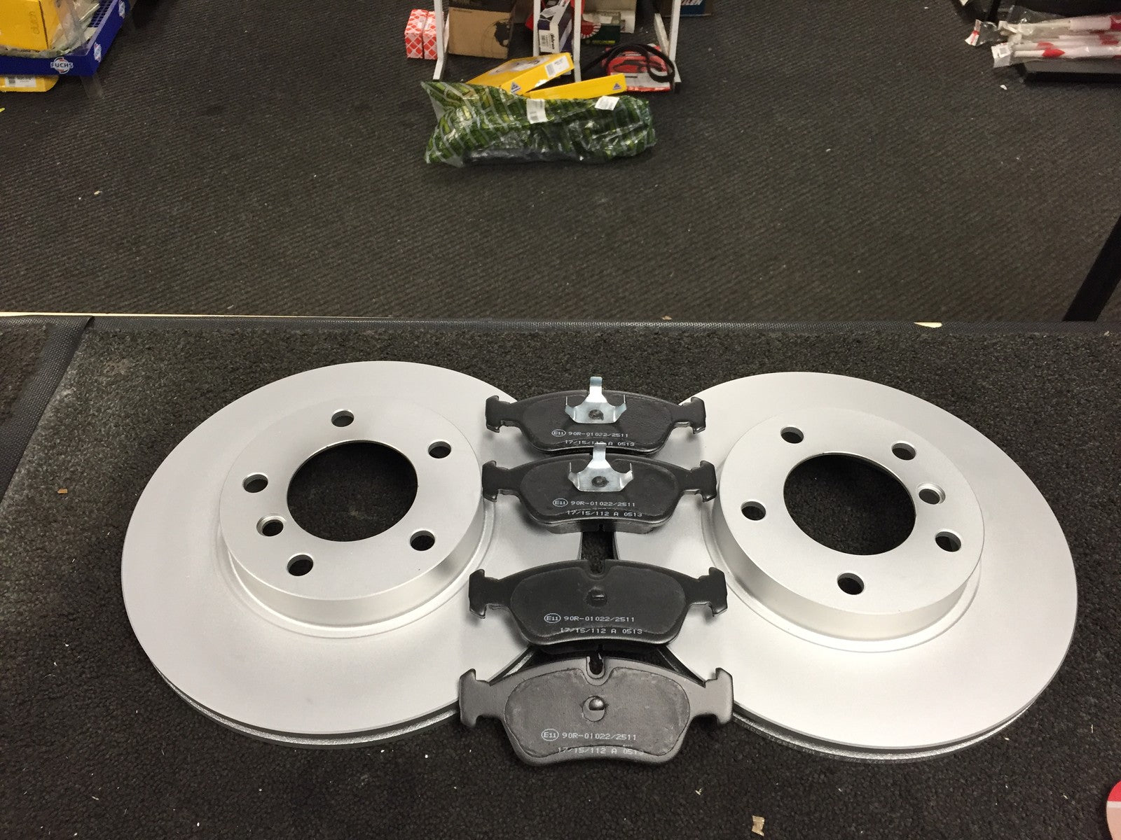 FOR BMW 320 318 325 323 E36 VENTED BRAKE DISCS AND FRONT  BRAKE PADS