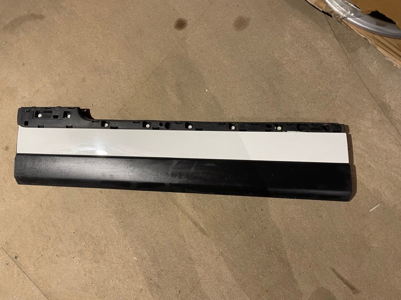 RANGE ROVER VOGUE L405 NS LH FRONT DOOR LOWER MOULDING TRIM FUJI WHITE