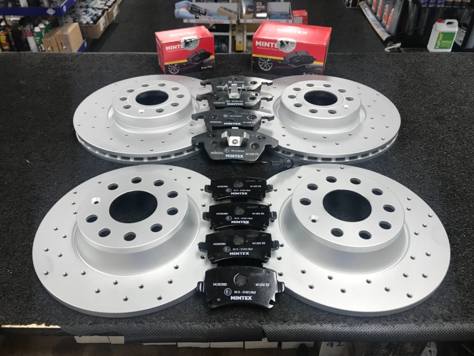 AUDI A3 2.0TDI SPORTBACK QUATTRO CROSS DRILLED BRAKE DISCS MINTEX BRAKE PADS