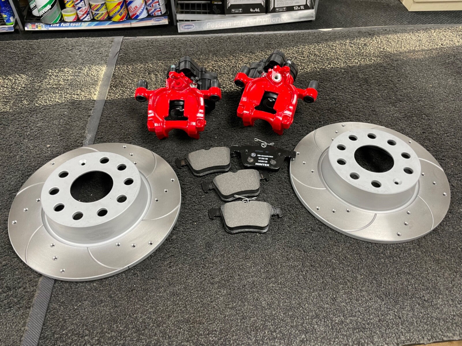 AUDI TT TDI 8J ULTRA SPORT REAR BRAKE DISC PADS RED BRAKE CALIPERS 272MM SOLID
