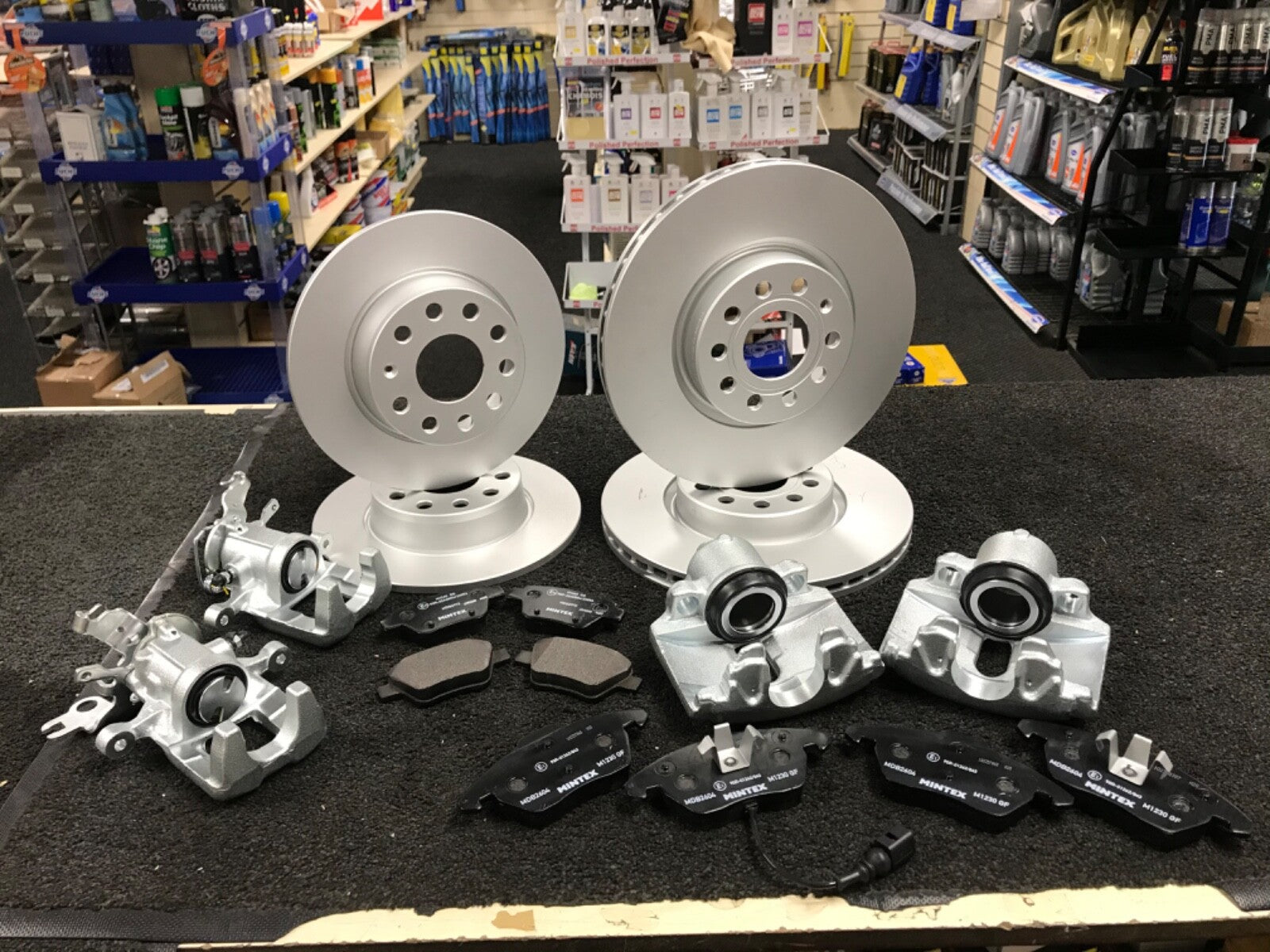 VW CADDY MAXI LIFE 1.6TDi 2010-16 BRAKE DISC BRAKE PAD BRAKE CALIPERS FRONT REAR