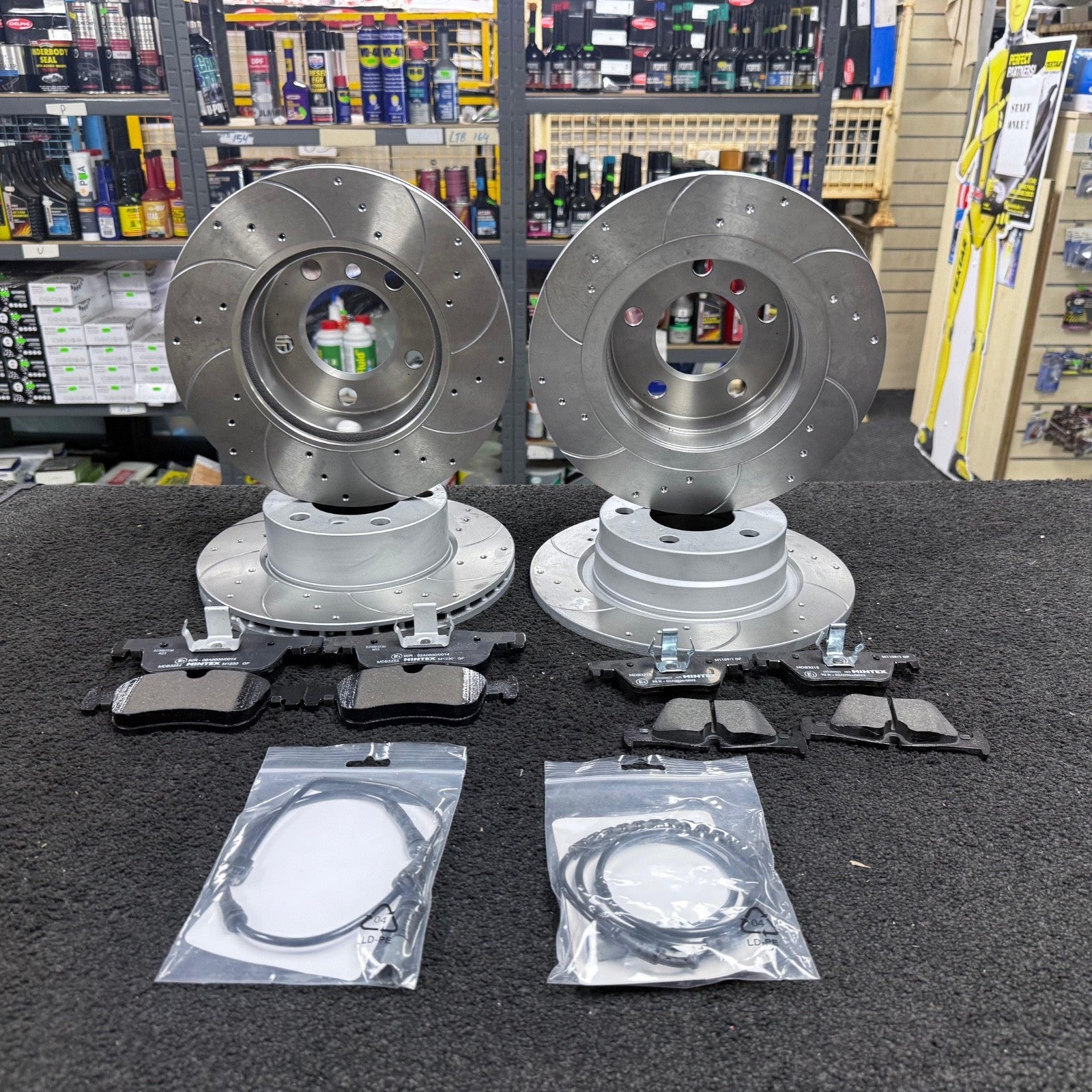 2 SERIES 218I SPORT  CROSS DRILLED GROOVED BRAKE DISCS BRAKE PADS FRONT REAR
