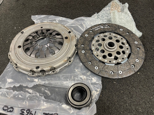 3PCE LUK CLUTCH KIT FOR TRANSPORTER CARAVELLE T4 2.4 2.5TD AJT 1990-2003
