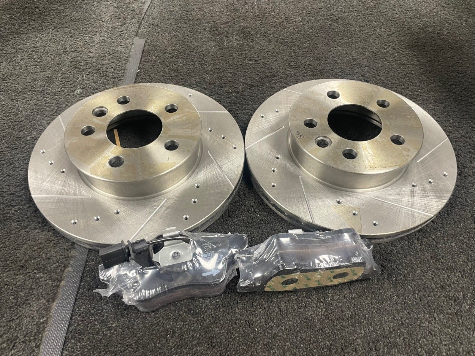 VW TRANSPORTER T4 1996-03 CROSS DRILLED GROOVED BRAKE DISC PADS FRONT 280MM