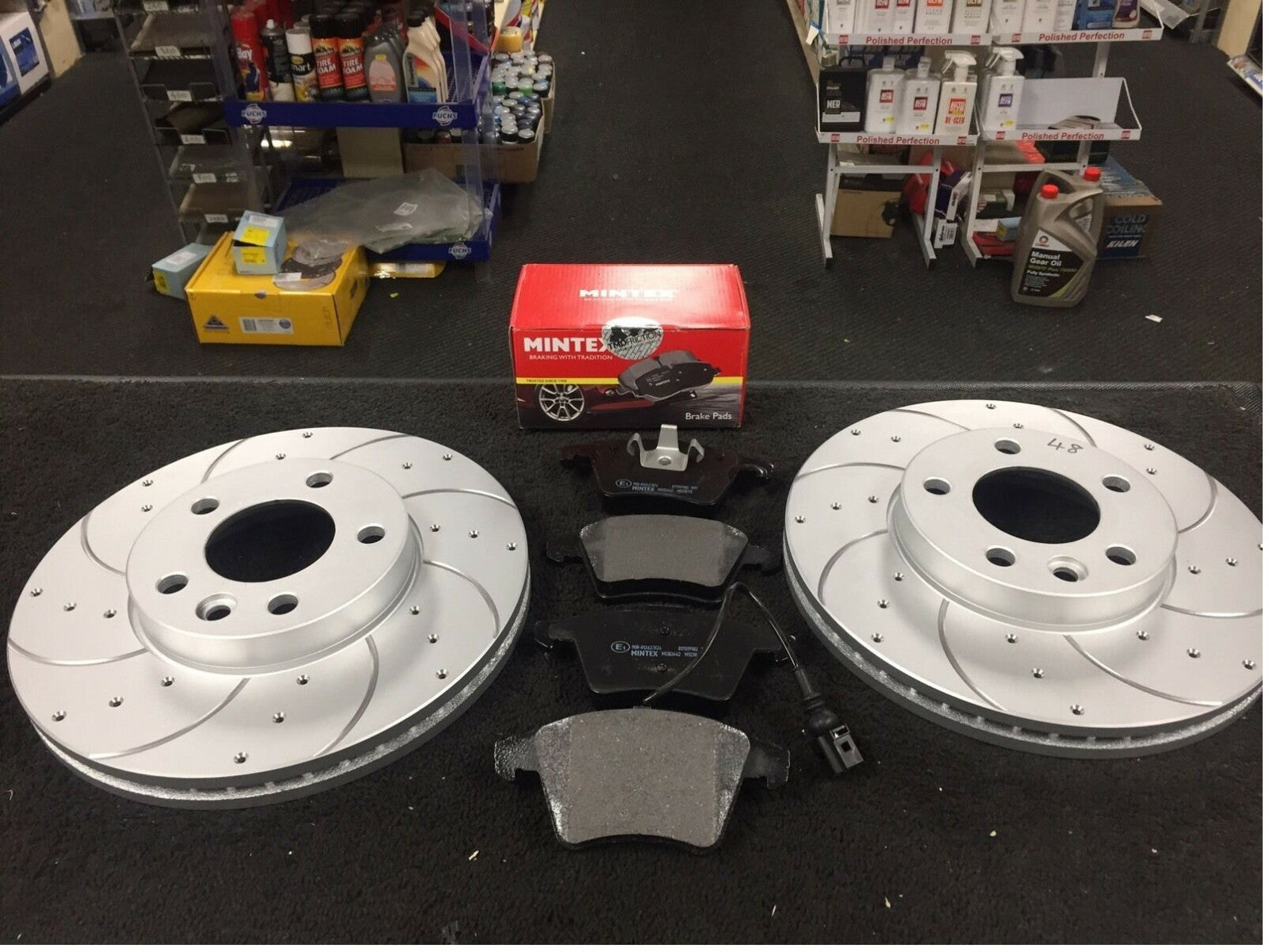 VW TRANSPORTER CARAVELLE T5 T6 DRILLED GROOVED FRONT BRAKE DISC MINTEX PAD 340mm