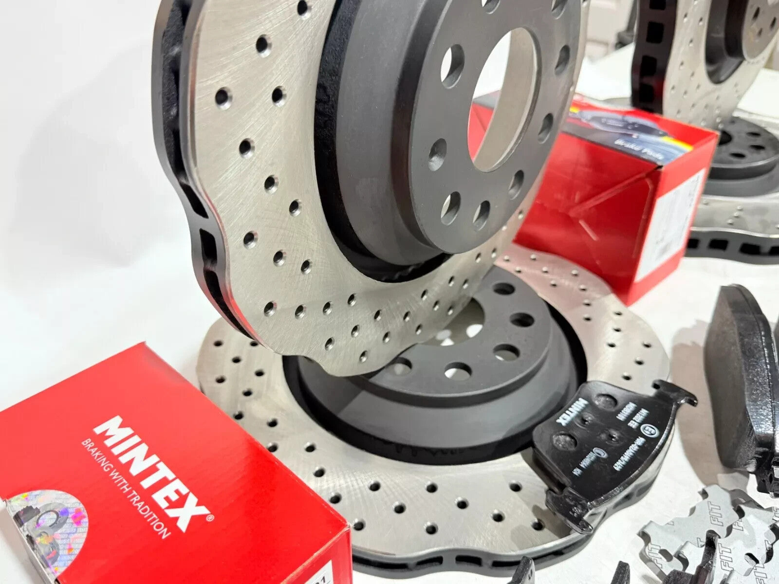 AUDI S3 GOLF  MK7 R GTi WAVY RS SYLE PERFORMANCE BRAKE DISC MINTEX BRAKE PADS
