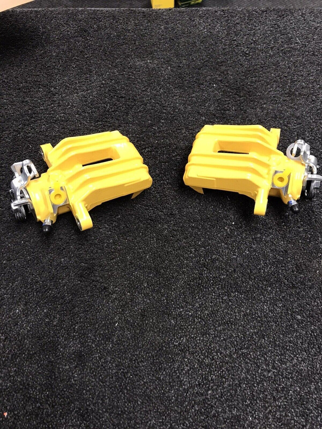 2 REAR BRAKE CALIPER YELLOW VW GOLF MK4 1.4 1.6 1.9TD 1.8 1997-2004 SOLID DISC