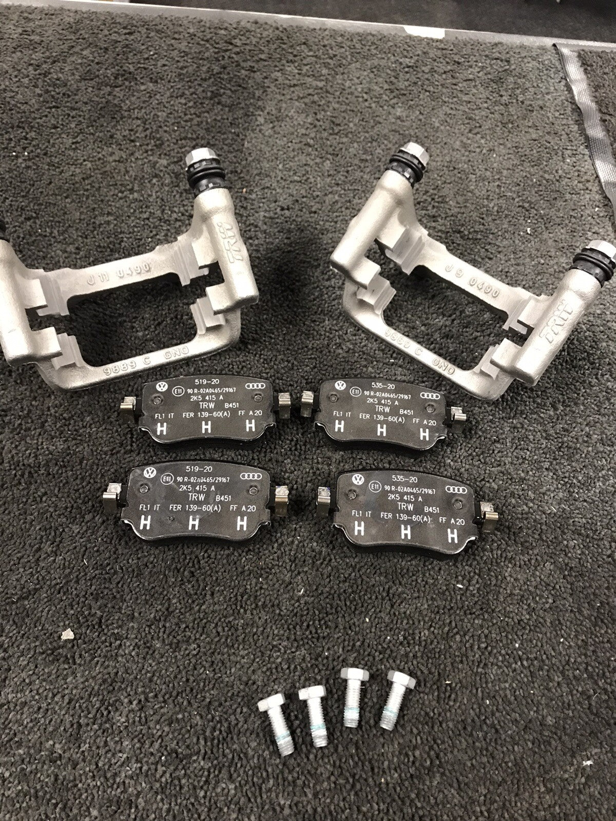 2 GENUINE VW REAR BRAKE CALIPER BRACKET PADS VW CADDY 4MOTION ALLTRACK 2015ON