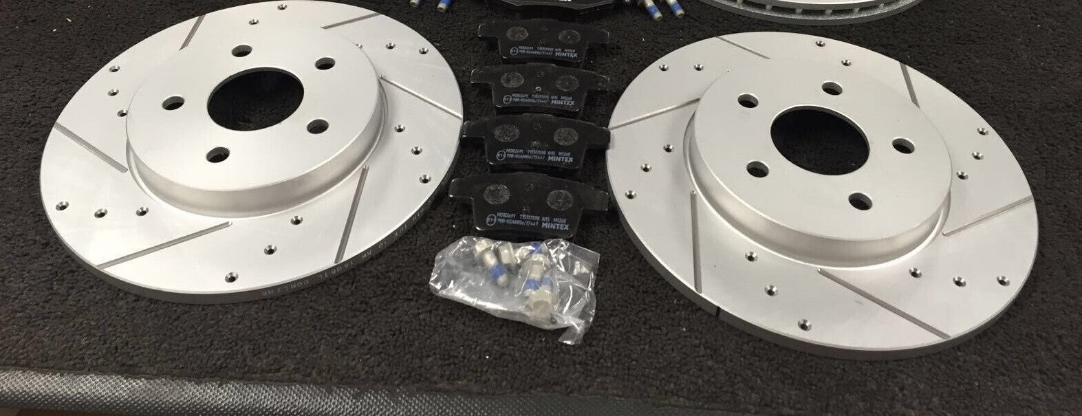 FORD S-MAX GALAXY  DRILLED GROOVED BRAKE DISCS ANTI CORROSSION MINTEX PADS REAR