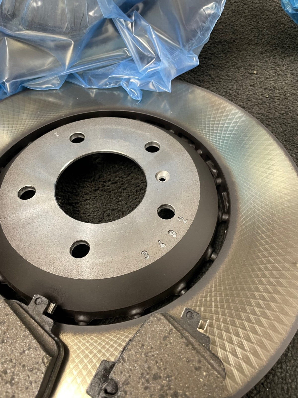 2 BRAND NEW BENTLEY BENTAYGA REAR BRAKE DISC BRAKE PADS 4M0615601N