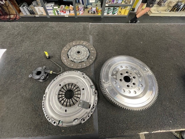 DUAL MASS FLYWHEEL CLUTCH KIT VAUXHALL INSIGNIA CDTi M32  55564746 55572637