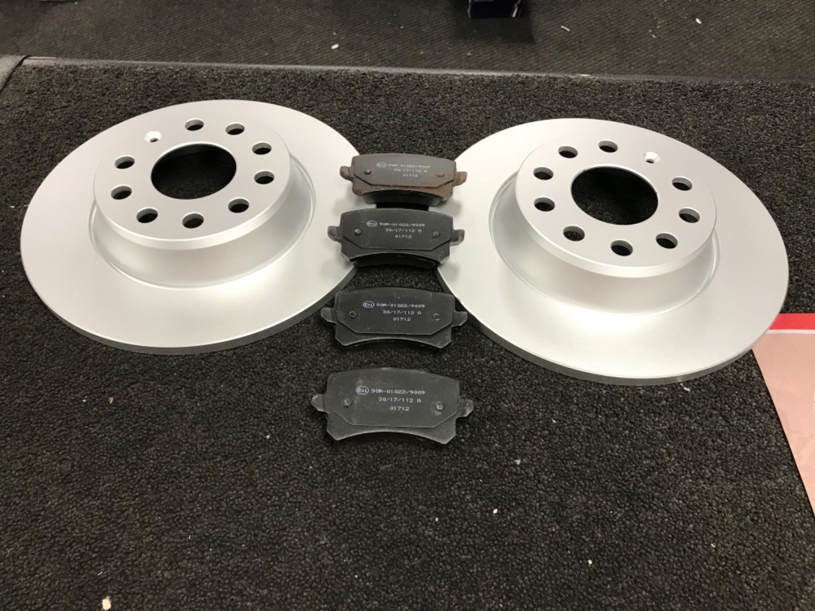 VW PASSAT 2.0 TDI 2010 ON REAR BRAKE DISCS & PADS PLATINUM COATED 