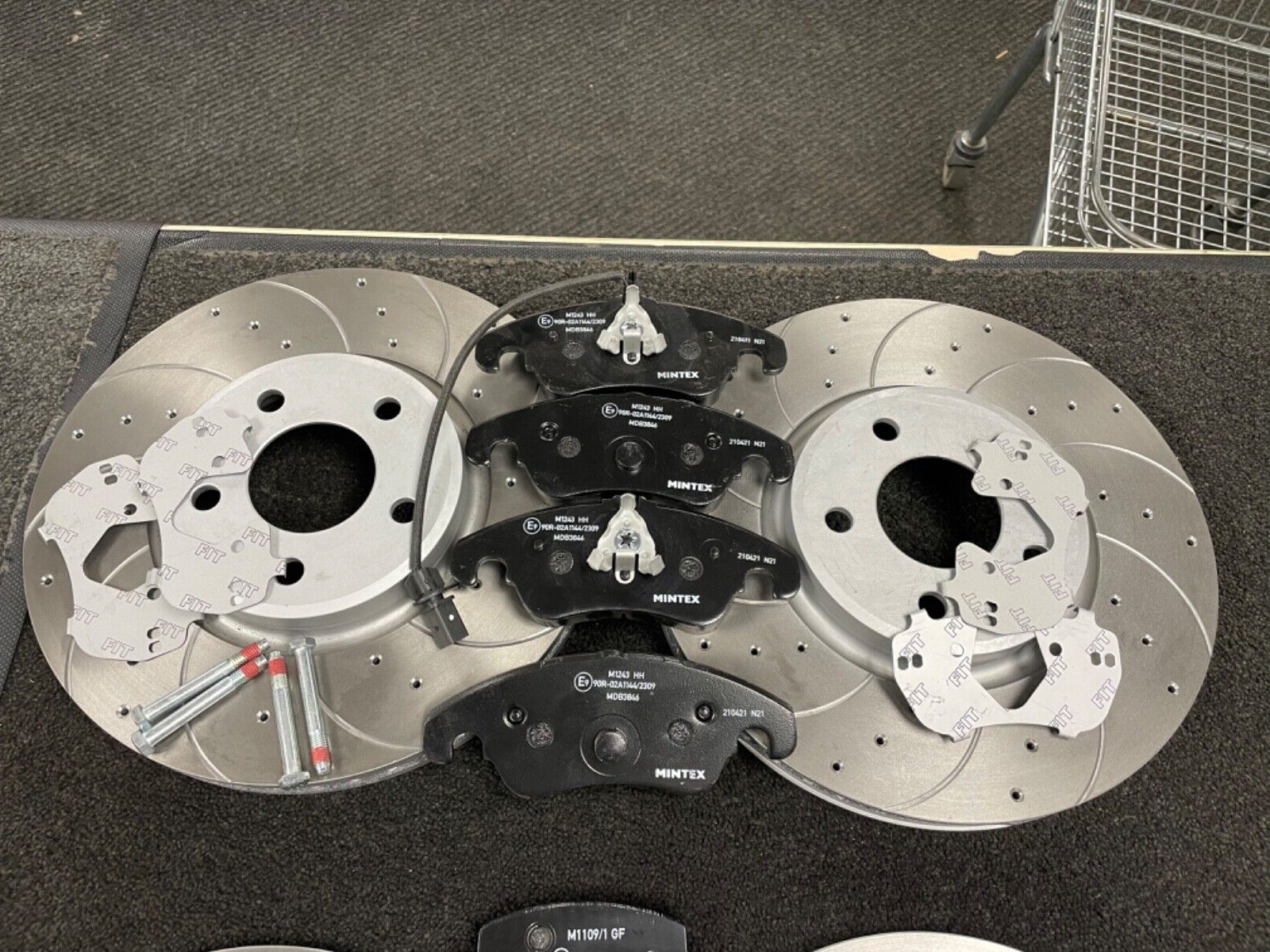 Audi A5 COUPE 2.0 SPORT DRILLED  GROOVED BRAKE DISCS MINTEX PADS FRONT REAR