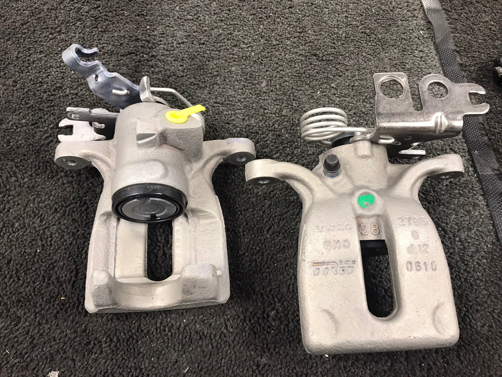 2 GENUINE VW REAR BRAKE CALIPER FOR VW CADDY 2015on 4MOTION ALLTRACK LH RH