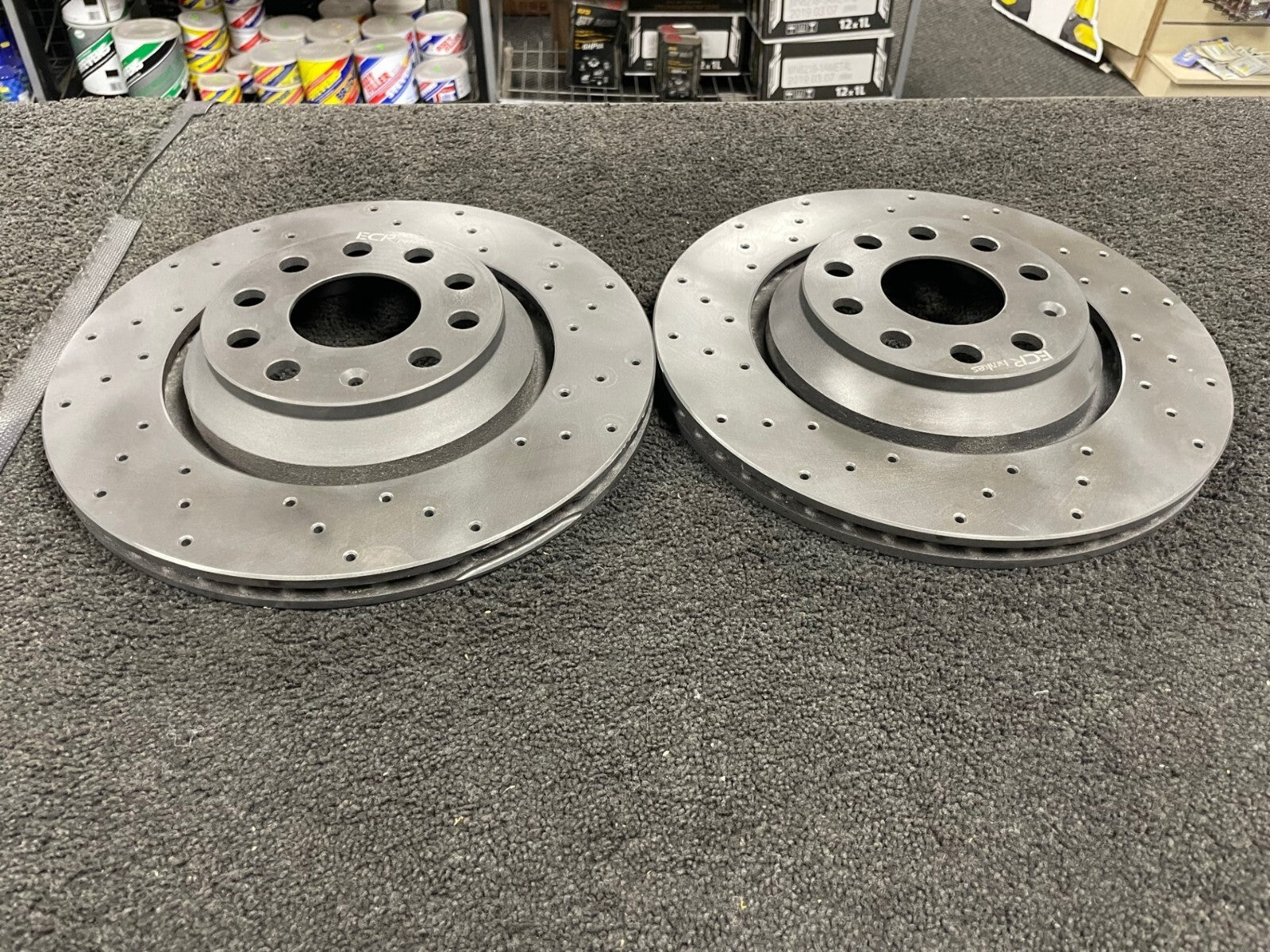 GOLF MK7 GTI CLUBSPORT PERFORMANCE REAR DRILLED BLACK COATED BRAKE DISC PAIR 310