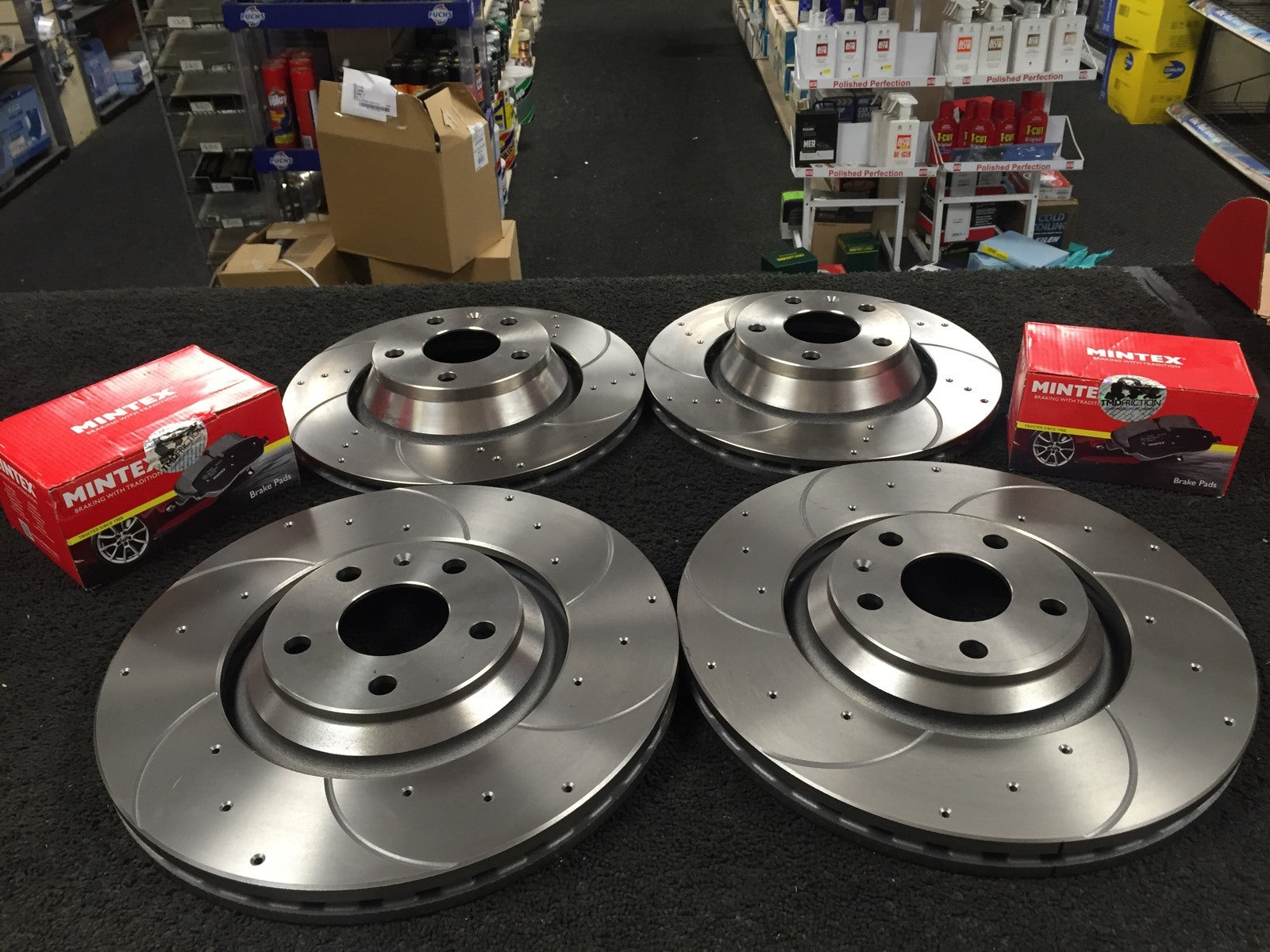 FOR AUDI TT 2.0 TSi 8J QUATTRO BRAKE DISC DRILLED GROOVED BRAKE PADS FRONT REAR