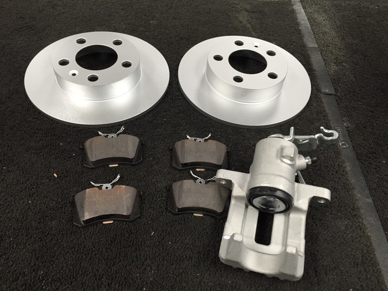 VW EOS BEELTE FSi TFSi TDi REAR BRAKE CALIPER BRAKE DISC BRAKE PAD RH SIDE OS