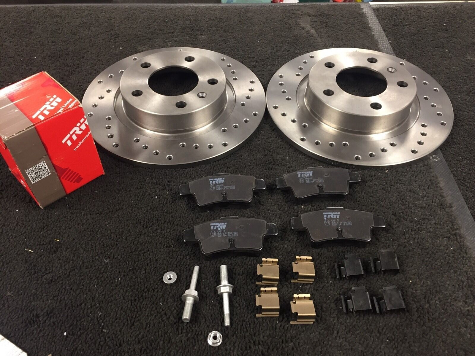 VAUXHALL CORSA D E VXR REAR BRAKE DISC BRAKE PADS CROSS DRILLED GROOVED