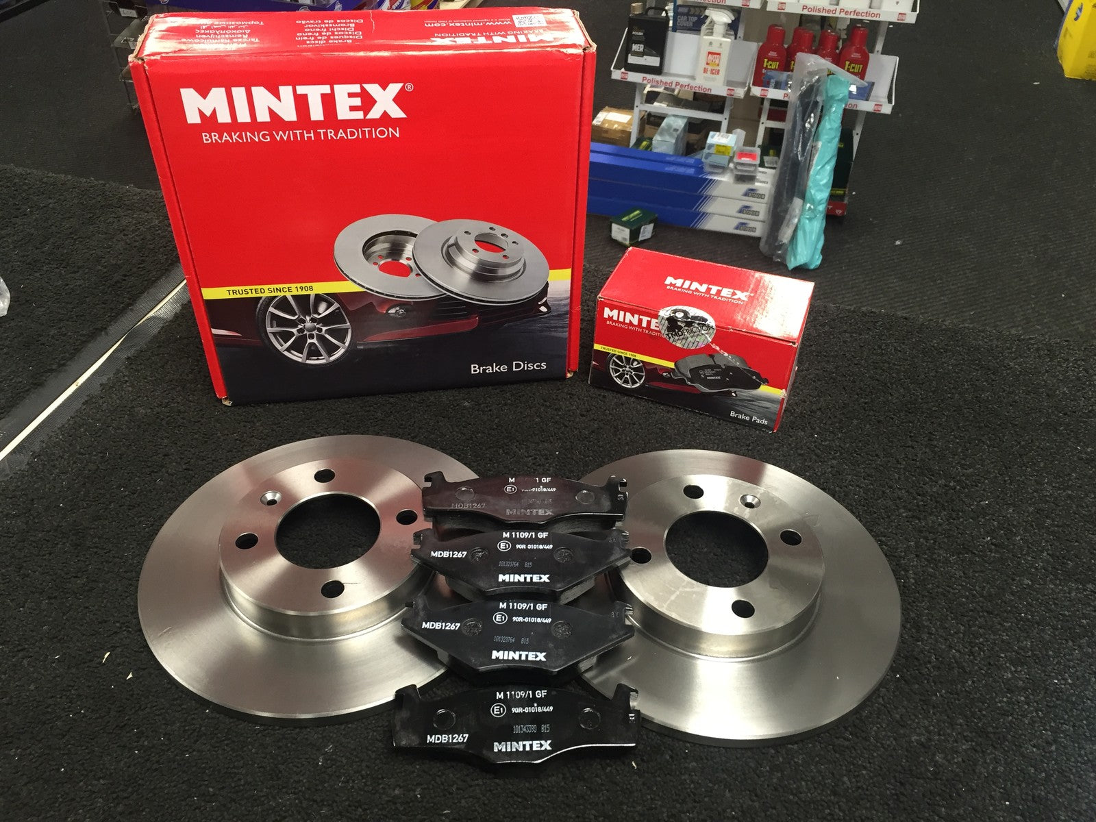 FOR VW GOLF MK1 CABRIOLET BRAKE DISCS BRAKE PADS MINTEX SOLID
